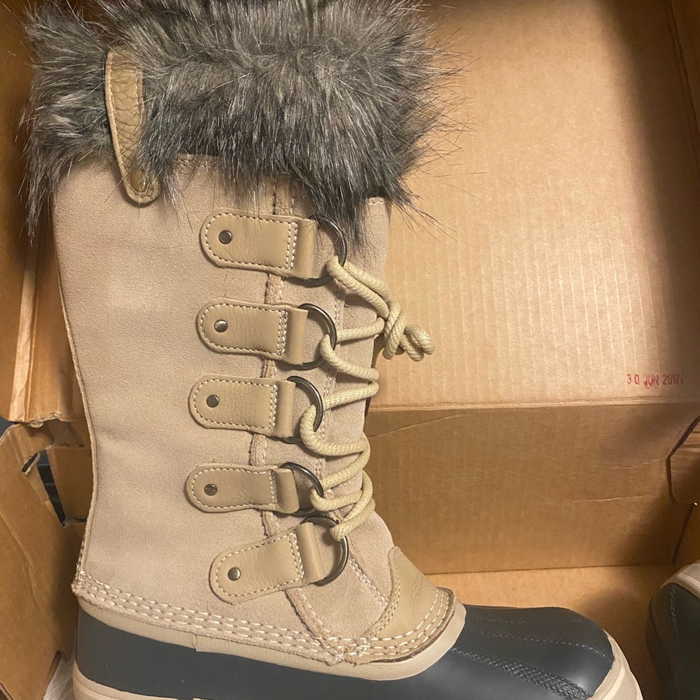 Sorel Joan of Arctic Oatmeal and Winter White Fur-Lined Boots. NIB. 8.5.
